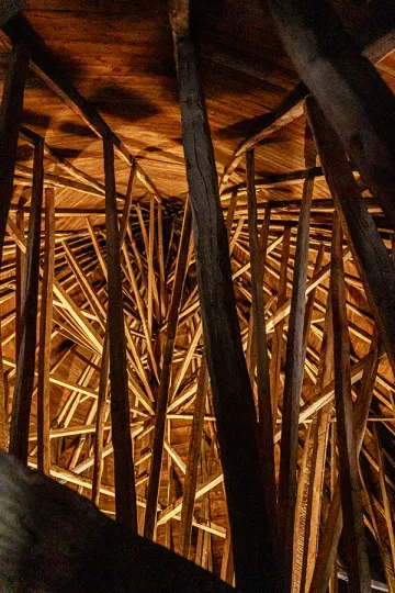 Se hvordan taget er bygget i Østerlars Rundkirke