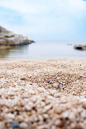 Høl strand har gruset sand med små og lidt større sten, men stadig behageligt at gå på i bare fødder