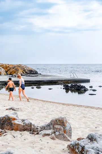 Næs strand er omkranset af de karakteristiske bornholmske klipper og har fint sand