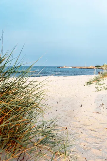 Sandvig Strand ligger for foden af det store, naturskønne område Hammerknuden på Nordbornholm