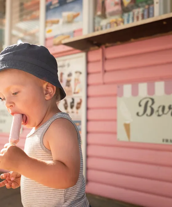 Barn spiser is på Bornholm