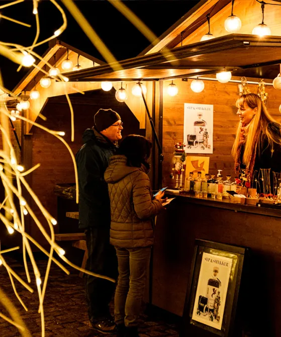 Bodholder og kunder snakker på Bornholms Julemarked