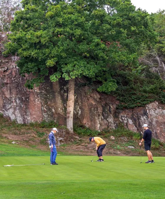 Spil golf i naturskønne omgivelser på Bornholm