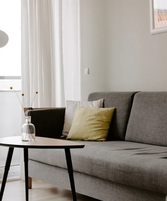et-værelsels lejlighed med sofa