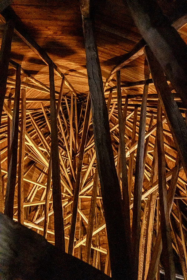 Se hvordan taget er bygget i Østerlars Rundkirke