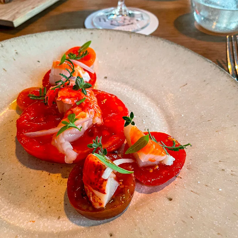 Tallerken med tomater og hummer fra Restaurant Njord