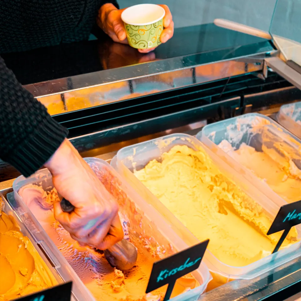 Smag den populære og hjemmelavede is på gedemælk hos Lykkelund Gedemejeri på Bornholm