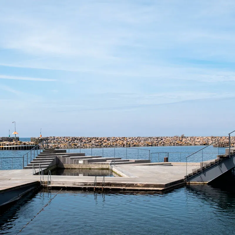 Hasle Havnebad er en flydende platform med to bassiner og trapper med mulighed for udspring