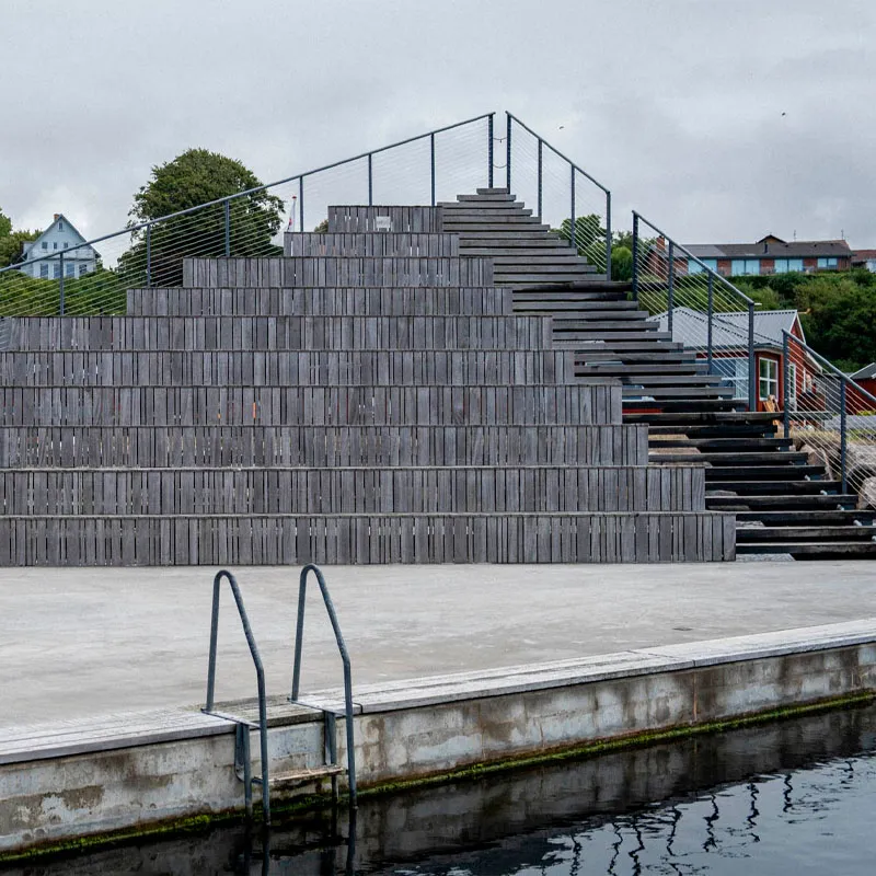 Hasle Havnebad har et trappeformation med plads til at slænge sig