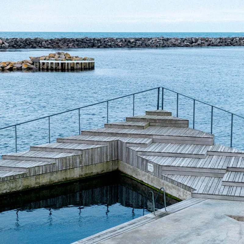 Havnebadet i Hasle byder bl.a. på to bassiner med badestiger