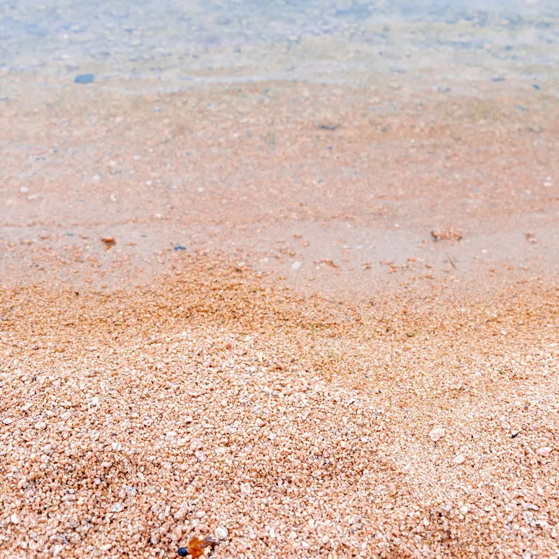 Høl strand har gruset sand med små og lidt større sten, men stadig behageligt at gå på i bare fødder