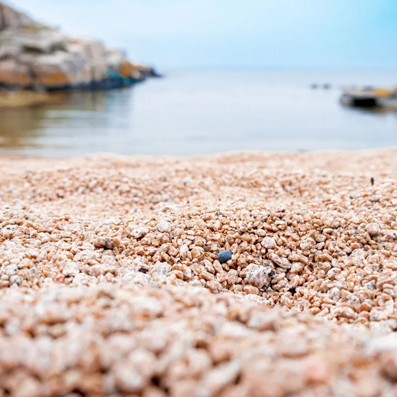 Sandet ved Høl strand er gruset med mindre og lidt større sten, men sandet er stadig behageligt at gå på i bare fødder