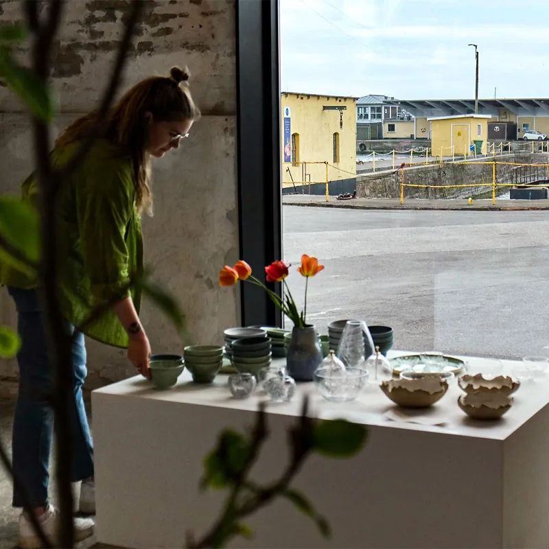 Kvinde kigger på keramik hos Matter House of Craft