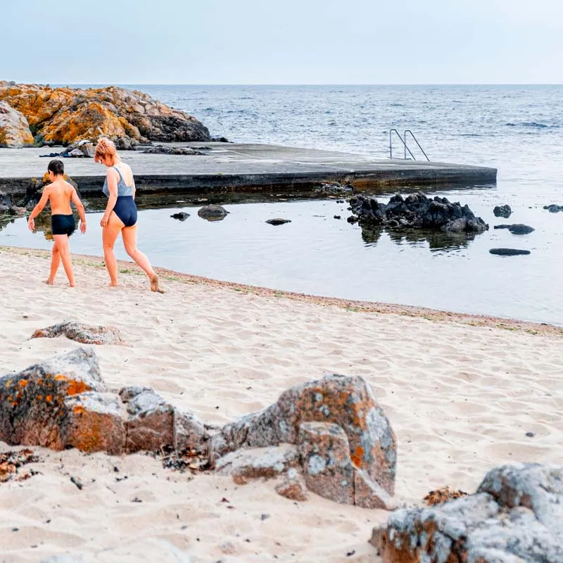 Næs strand er omkranset af de karakteristiske bornholmske klipper og har fint sand