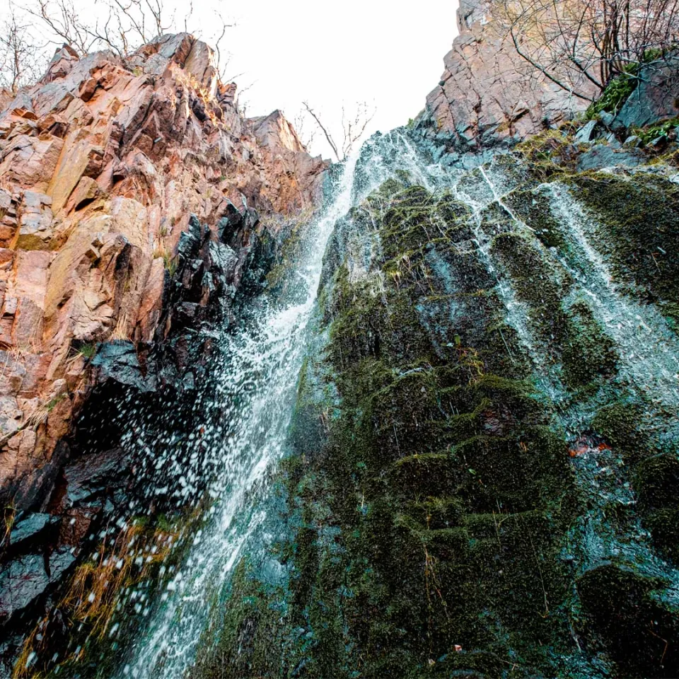 Vandet i Pissebækken falder ned ad en stejl klippevæg