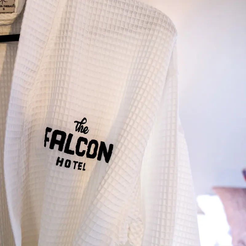 Hvid badekåbe med The Falcon Hotel broderet