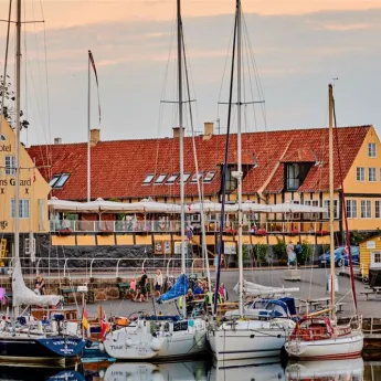 Hotel Siemsens Gaard med havnen i forgrunden