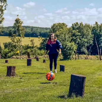 Fodboldgolf hos Nature Park Bornholm er en sjov oplevelse for hele familien