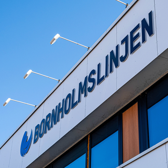 Bornholmslinjens logo på bygning i Rønne
