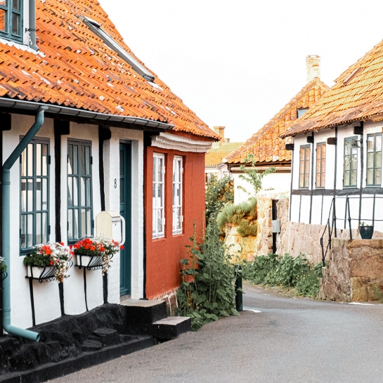 Gamle bindingsværkshuse, farverige sommerblomster, snoede gader og masser af feriestemning i Allinge-Sandvig