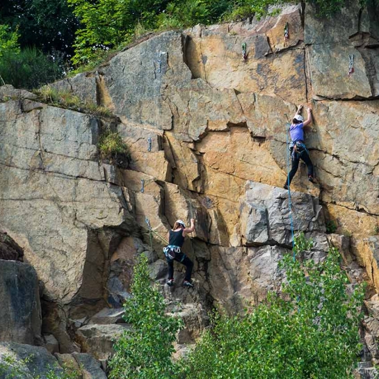 Personer klatrer på klipper
