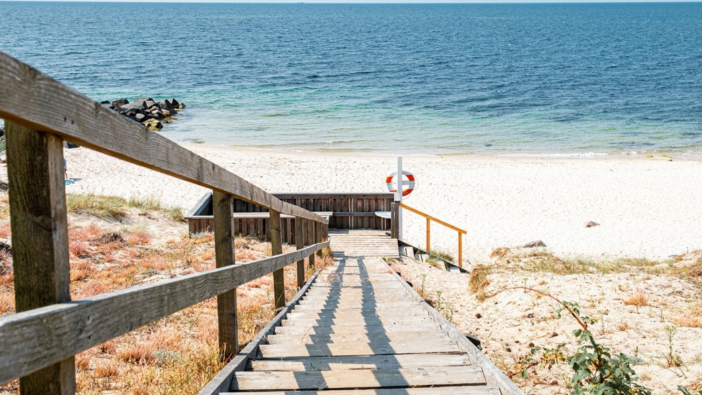 Tag på afslappende badeferie på Bornholm og nyd de mange solskinstimer på øens hvide sandstrande