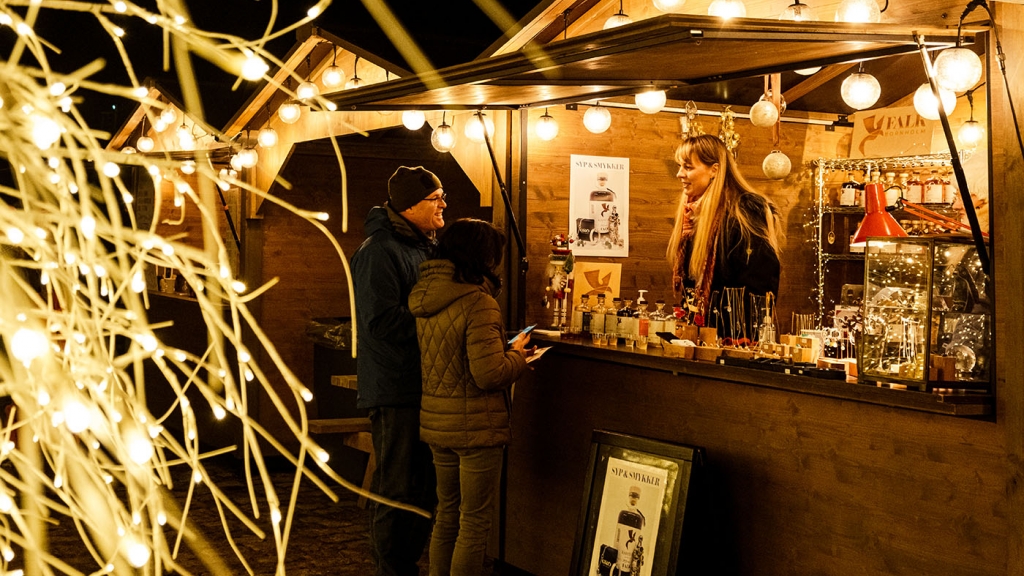 Bodholder og kunder på Bornholms Julemarked