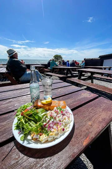 Nyd din frokost med en fantastisk udsigt på Bakkarøgeriets terrasse