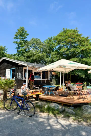Den hyggelige strandbar, Syd-Øst for Paradis, ved Hullehavn Strand