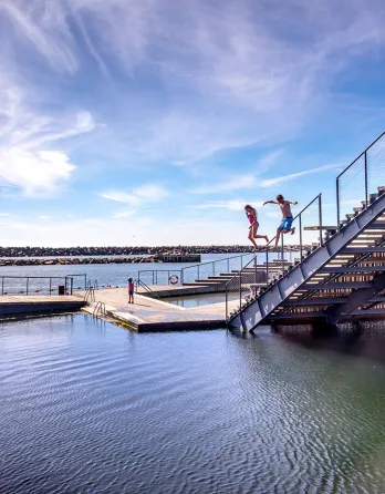 Tag en dukkert fra Hasle Havnebad på Bornholm