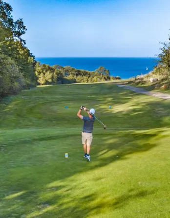 Spil golf på Bornholm ved Rø golfbaner hos Gudhjem Golfklub