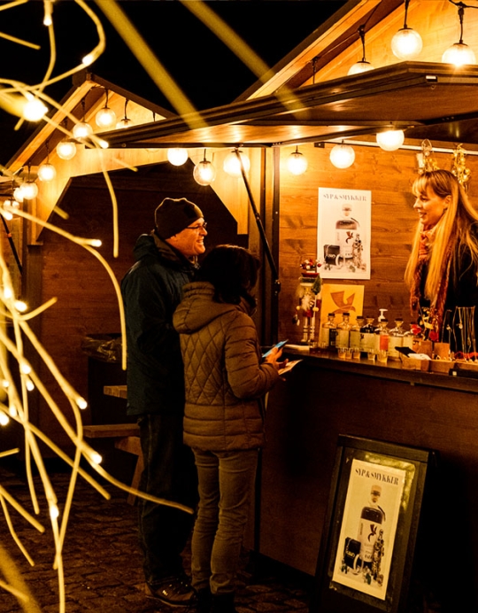 Bodholder og kunder snakker på Bornholms Julemarked